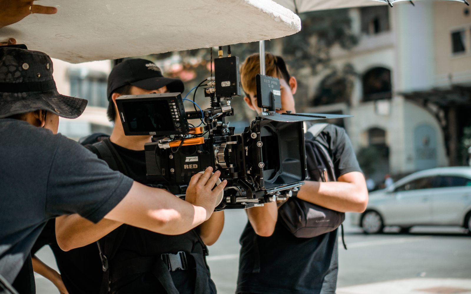 Filmproduktion mit Kamera und Team, im CI-Look der ATX Group eingefärbt.