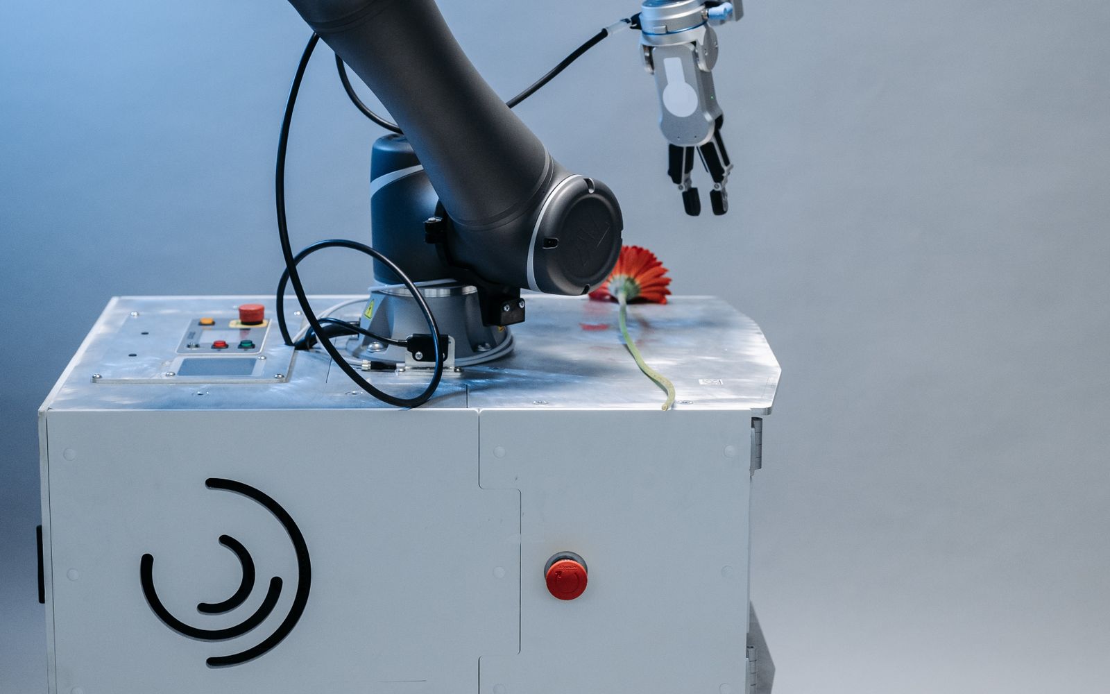 Automatisierte Technik im Betrieb, im CI-Look der ATX Group eingefärbt.