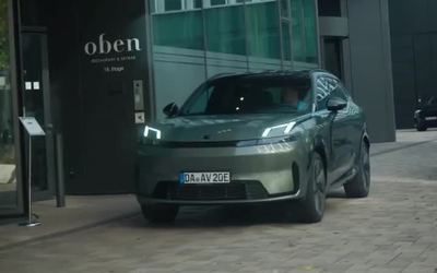 Standbild aus einem Reel: der Lynk & Co 08 in Frankfurt