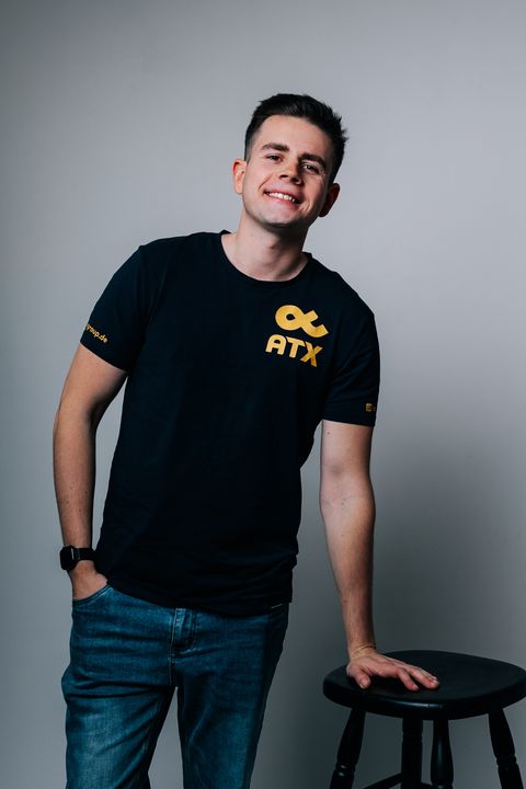 Thomas Possél, Gründer der ATX Group, im ATX Shirt vor grauem Studiohintergrund